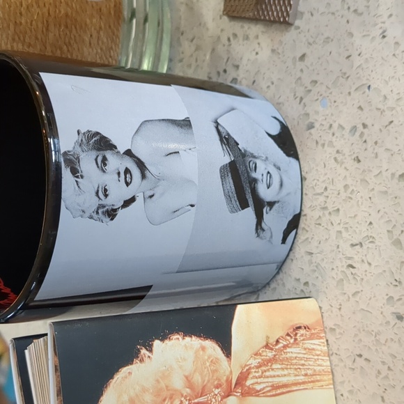 MARILYN MONROE MUG,BOOK And 2 ORNAMENTS BUNDLE - Picture 3 of 4